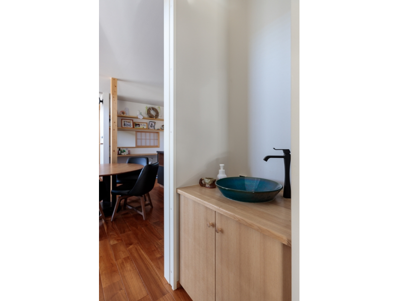 玄関先にある手洗い。施主がわざわざ探してきた陶器を採用しています。