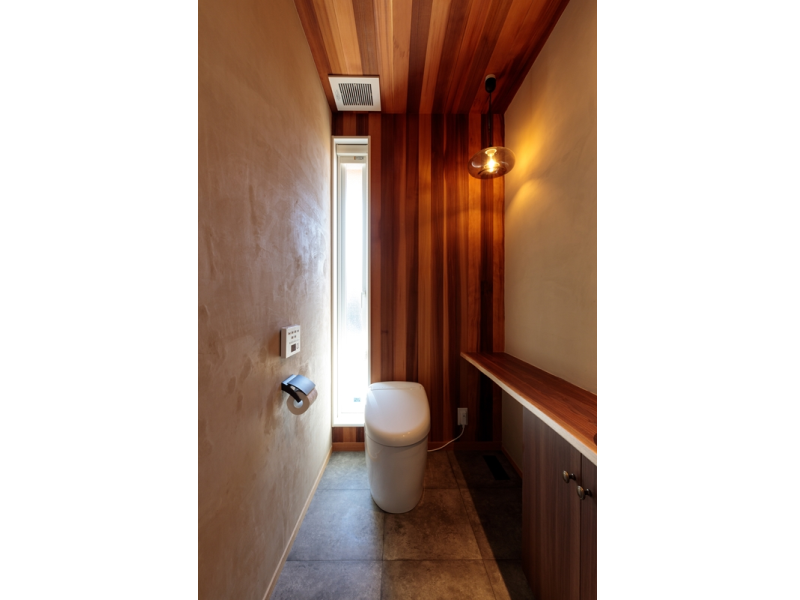 レッドシダーと漆喰を組み合わせた驚きのトイレ