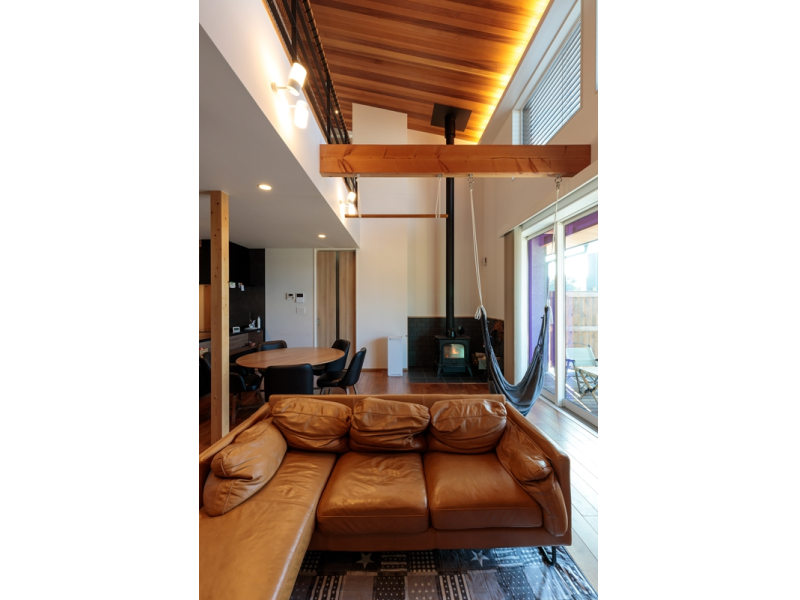 圧巻の吹抜けが印象的なLDK。開放感がすごいです