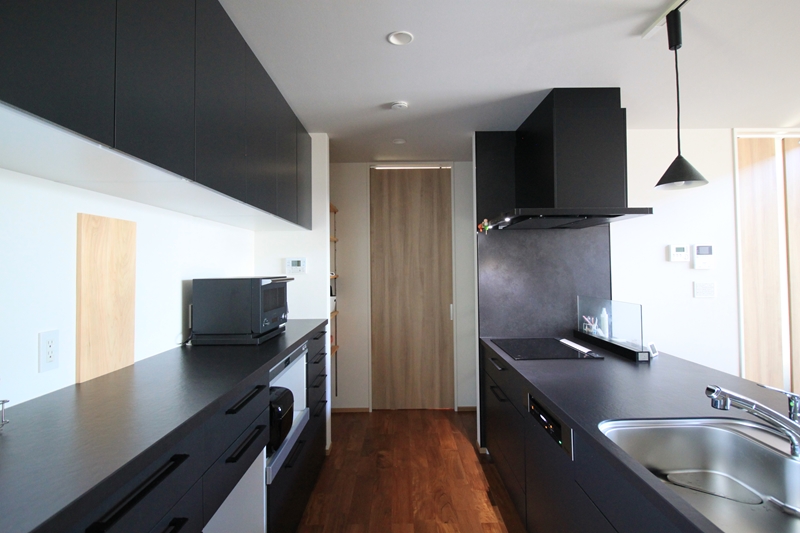 ブラックで統一したキッチン。買い物動線もしっかり考慮しています。