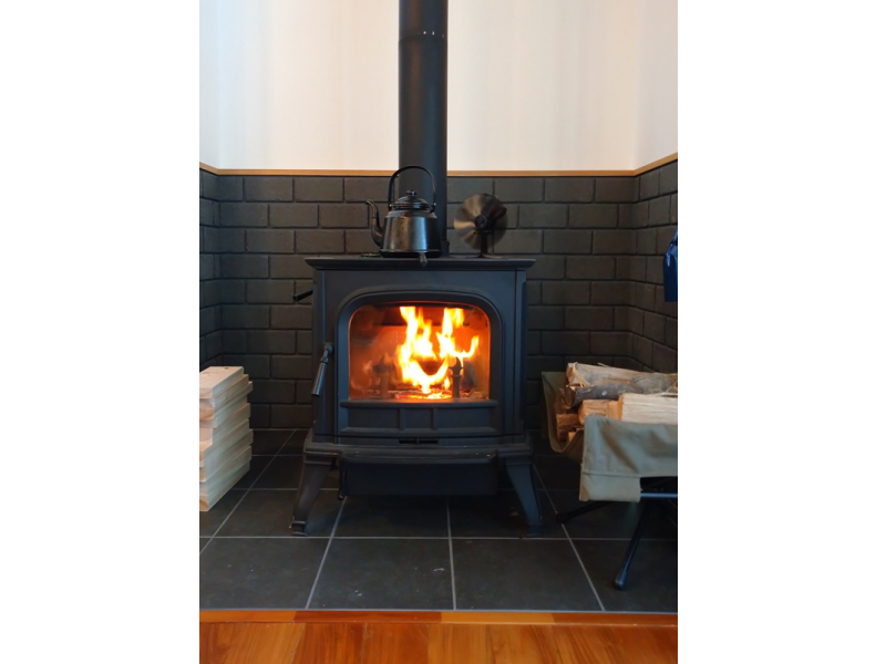 ご主人こだわりの薪ストーブ。家づくり前から購入していたこだわりぶり
