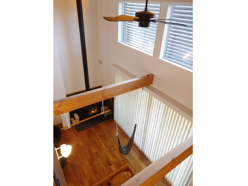 開放感あふれる吹抜け。吹抜け上の窓にはブランドがあり、日差しをコントロール可能