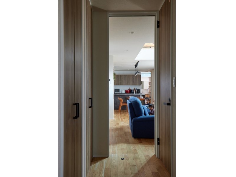 玄関から奥へと視線が抜けていくので開放感があります