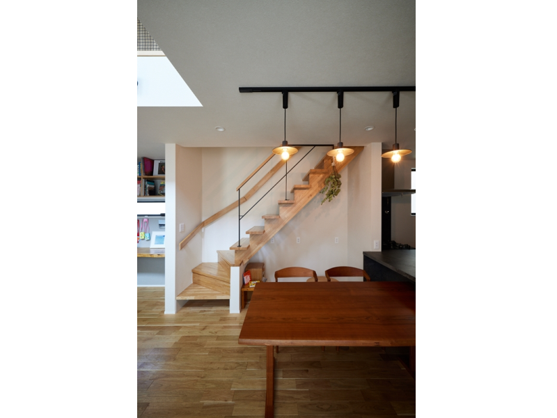 ダイニングの脇にある木製のスケルトン階段