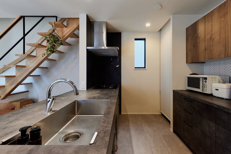 グレーと木目を組み合わせたおしゃれなキッチン