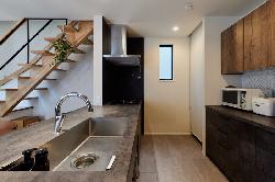 【ナイトウタカシ】