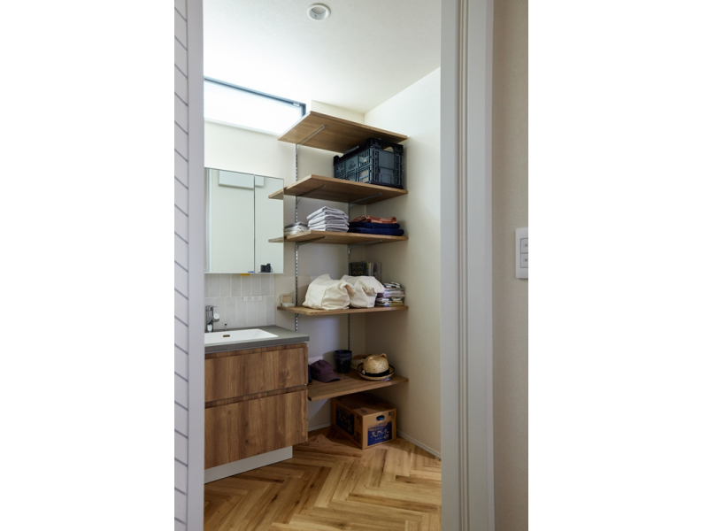 使いやすさと見ためを両立させた造作洗面+収納