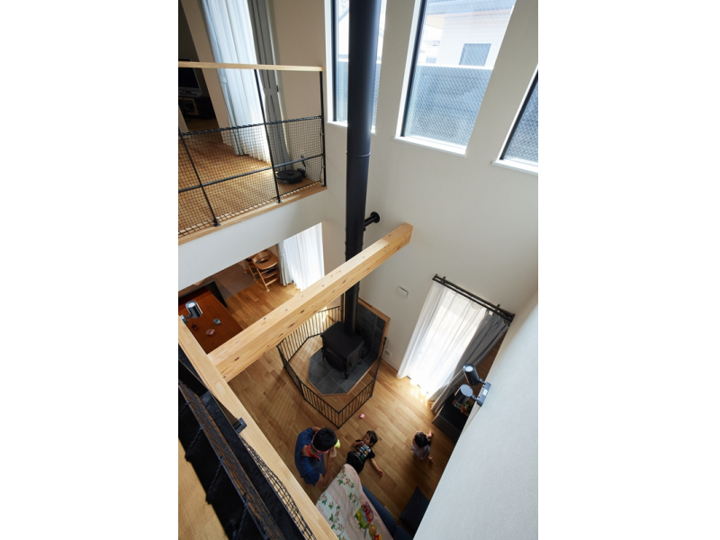 吹抜けを通してたくさんの光を取り入れます