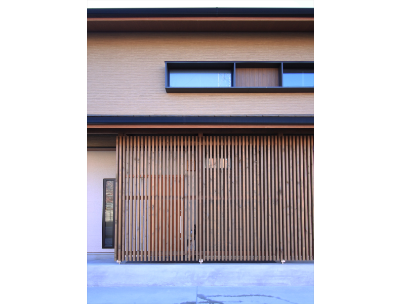 落ち着いた色合いと縦格子が印象的です