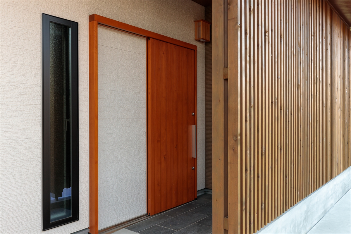 玄関には無垢の引き戸を採用しています