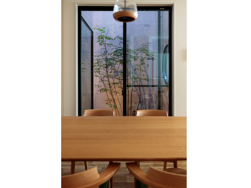 ダイニングから、光庭の植栽を楽しめます