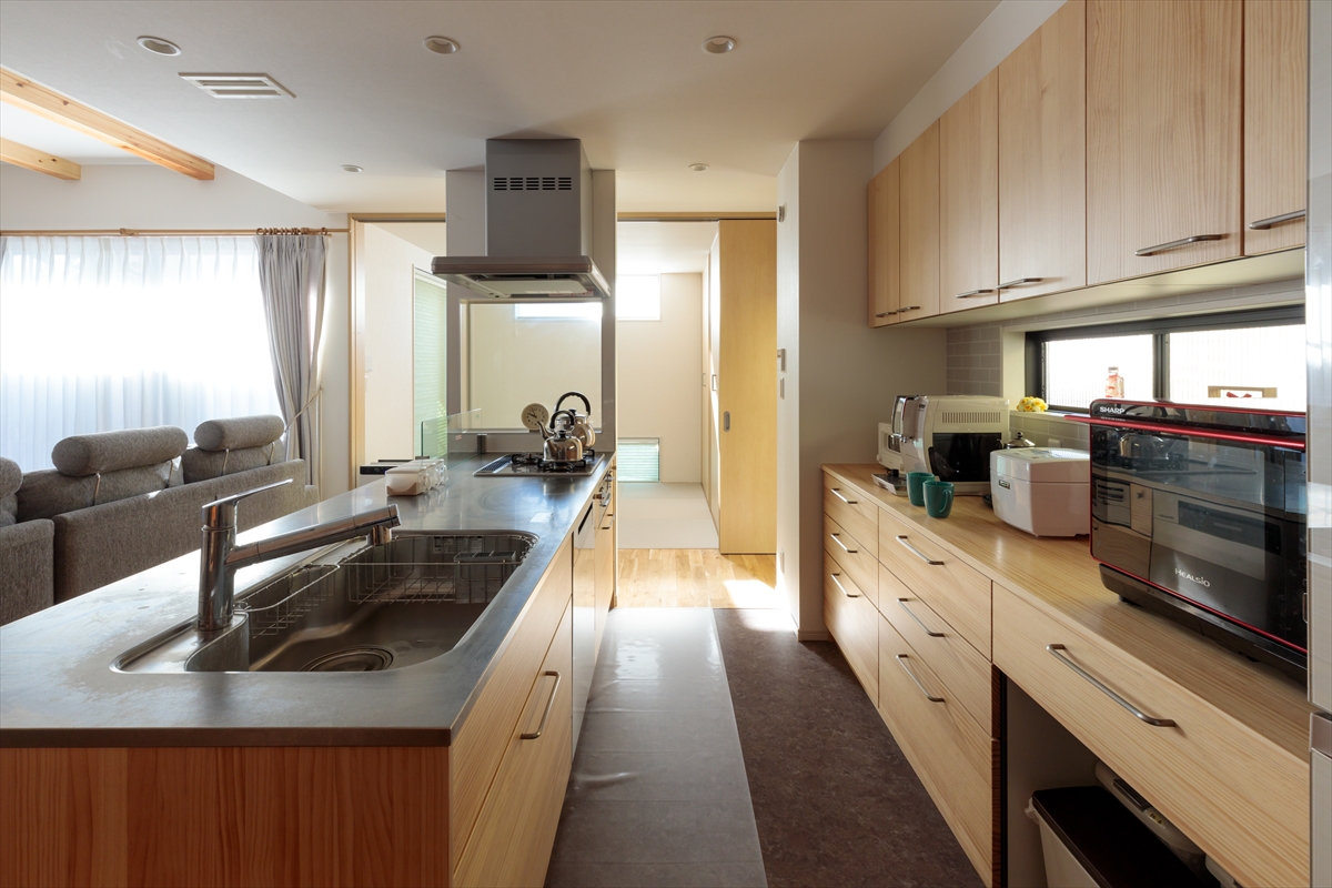 奥様こだわりのアイランドキッチン。無垢のキッチンがいい風合いです