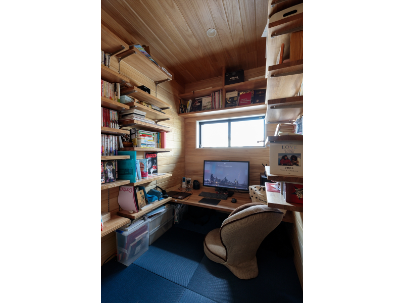 無垢の木で包まれた書斎。心地よく過ごせる空間です