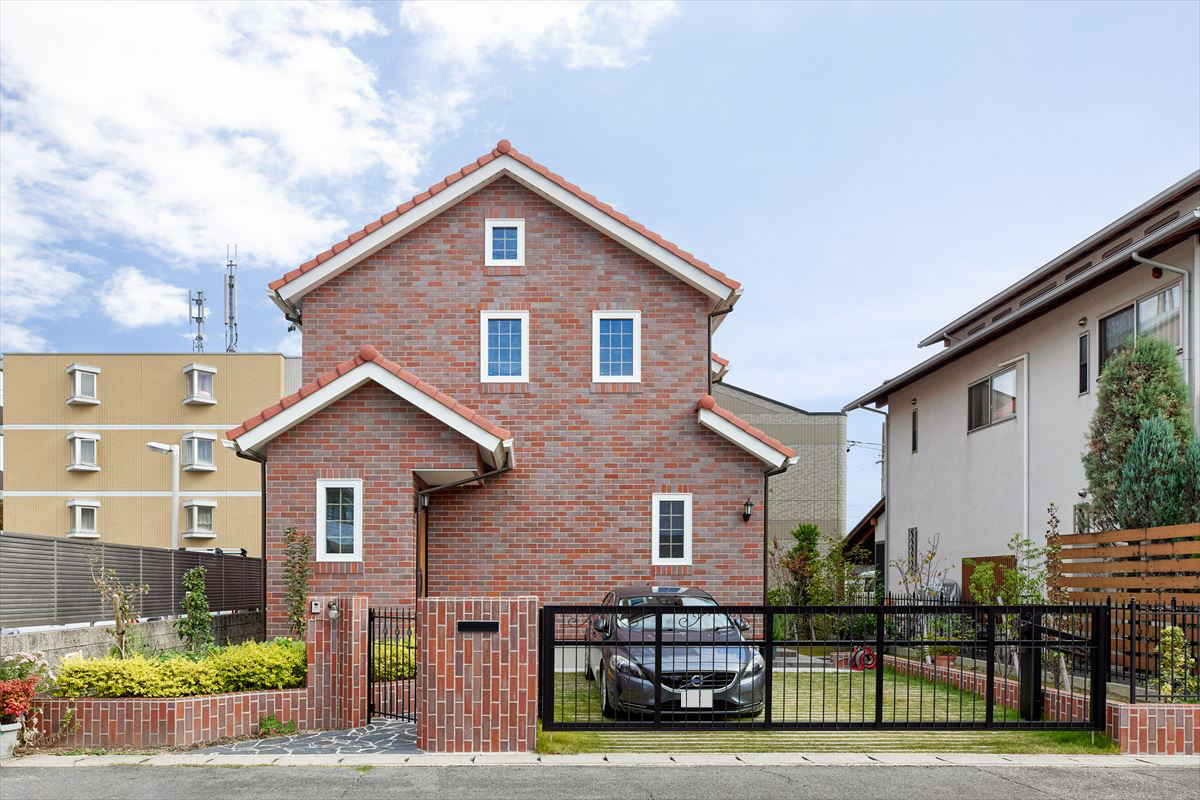 洋風瓦の三角屋根と外壁レンガでできた洋風デザイン