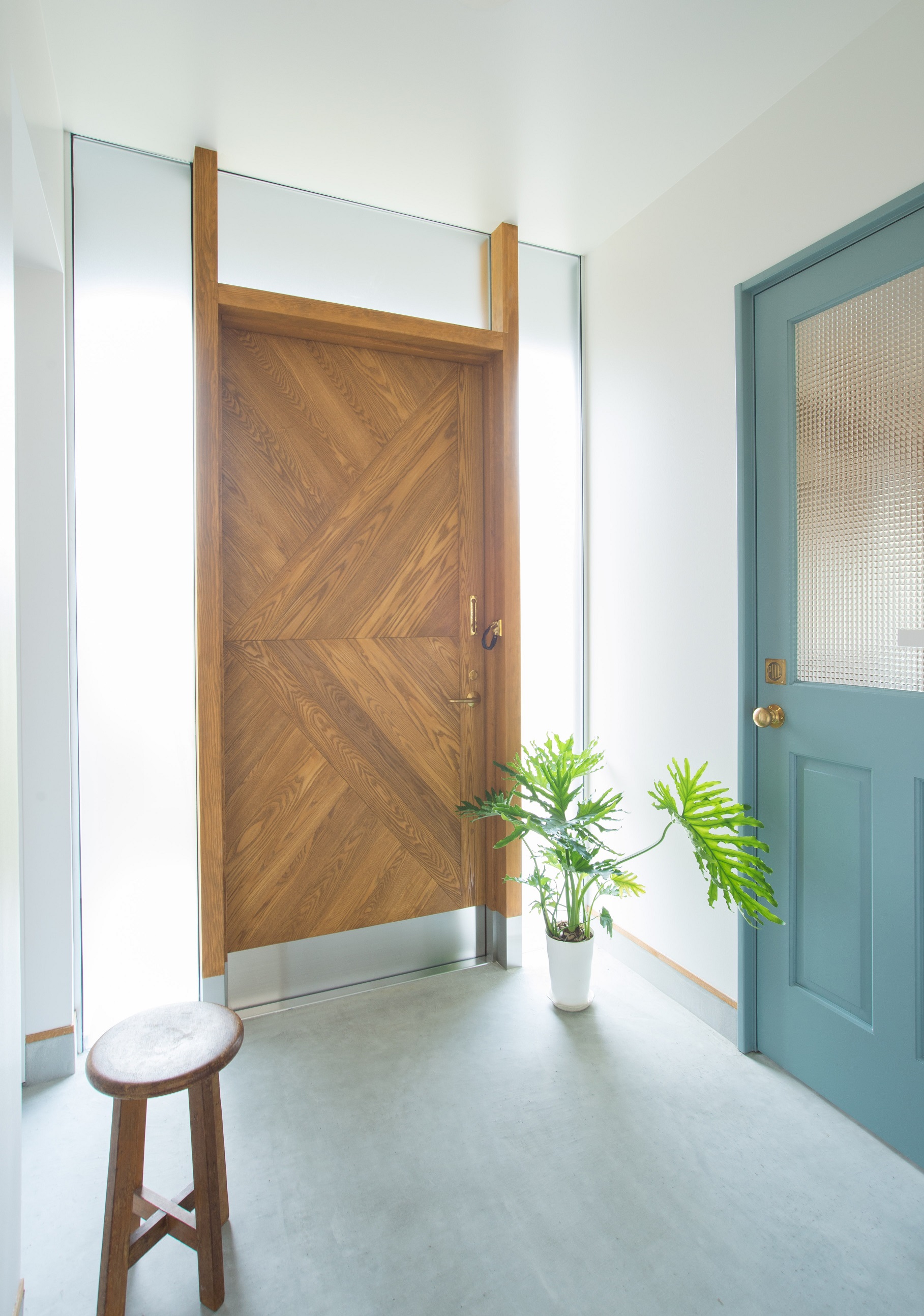 木製製作ドアの明るい玄関