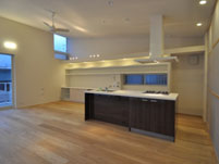 白いウッドデッキの家