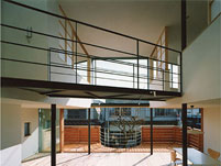 柿の木を抱く家