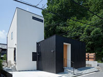 小さな中庭と大きな縁側の家