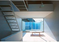 街並の中でも開口を目一杯開けて暮らせる家