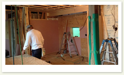 石膏ボードなどを張って下地をつくる