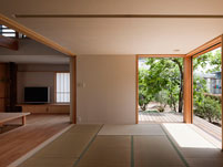 居間土家（通り土間のある家）