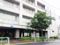 駅から現地への途中には医療設備が整う板橋中央総合病院がある