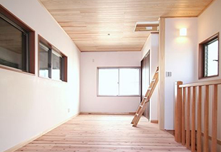 東京・多摩産の無垢杉と漆喰で仕上げた洋室