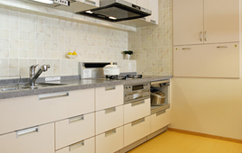 キッチン右側の家具には電子レンジが納まり、炊飯器などはキッチン下に収納します。