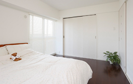 寝室は床の色をダークトーンに変えて、リビングや廊下と空間を明確に分ける効果を。