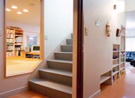 階段下のデッドスペースも本棚兼飾り棚として有効活用している。