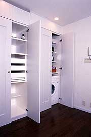 冷蔵庫と壁のスペースにあわせて造り付けられた収納