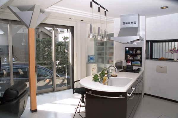 斜めに配置されたラウンドフォルムカウンター