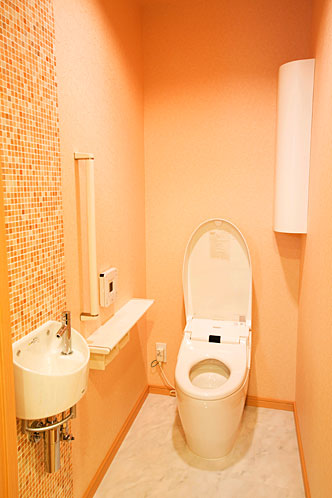 オレンジ色でまとめたトイレ