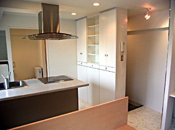 カップボードはサイズ、使い勝手の制約からオーダー家具に