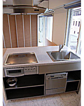 既成のものでは対応が難しいこともありオーダーキッチンに