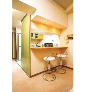 向きをダイニング側に90度変えて、対面式にしたキッチン