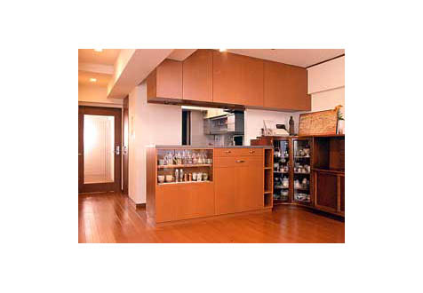 LDとキッチンの境には、オリジナルのカウンター収納＆吊り戸棚を設置