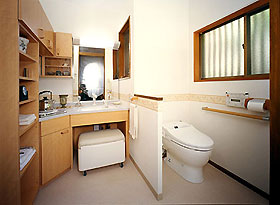 トイレは洗面空間と一体化し、広々安全なスペースに