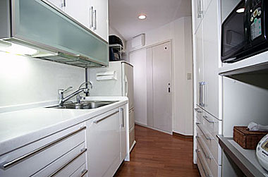 間仕切りのキッチン側にはカップボードと家電収納、ごみ箱収納をまとめてレイアウト