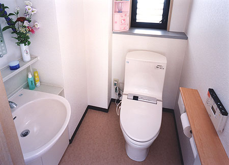 ウォシュレット一体型便器を採用し、コンパクトながらすっきりと清潔感あるトイレに