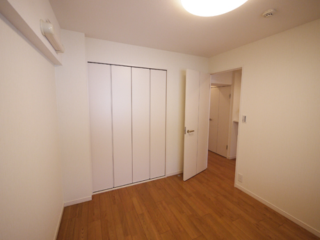 壁紙・建具は清潔感溢れる白をチョイス。全体でデザインの統一