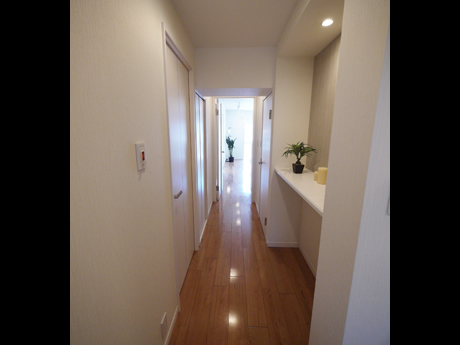 すっきりとした廊下の横にはカウンターを設けた。