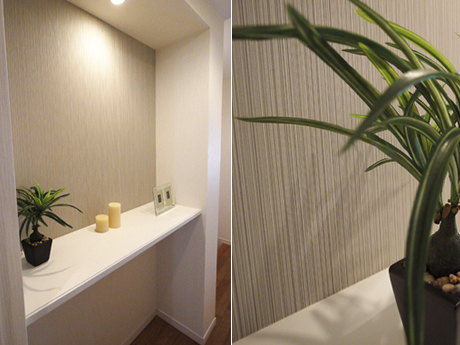 カウンターの壁にはアクセントとしてラインが入ったクロスを