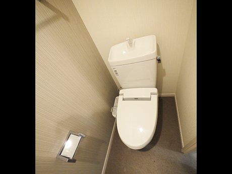 洗面ルームとトイレの床はブラウンのフロアタイルでシックに