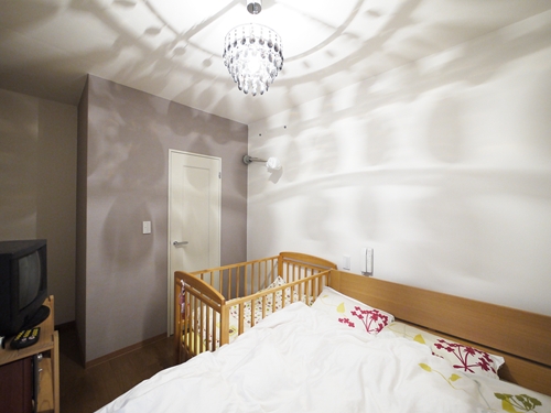 寝室のウォークインクローゼットには、荷物がスッキリ納まる