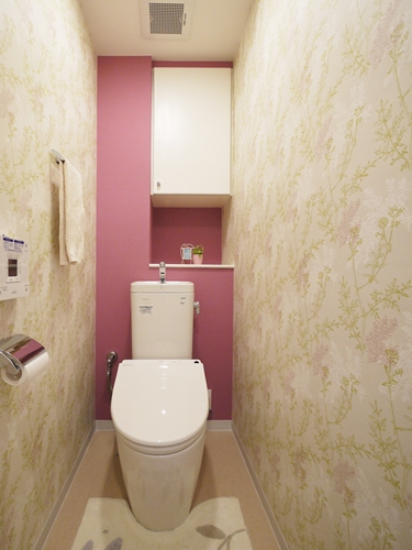 薄い黄緑とピンクのクロスが爽やかに空間を彩る