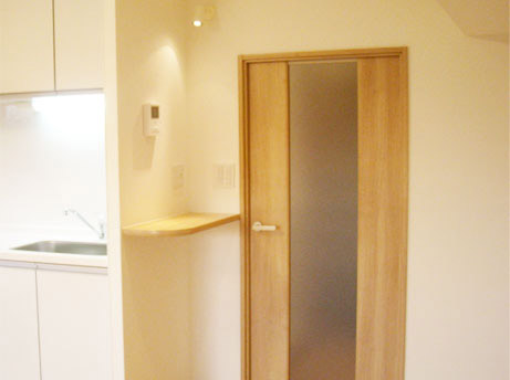 すりガラスの入ったドアで、廊下や玄関の採光をキープ