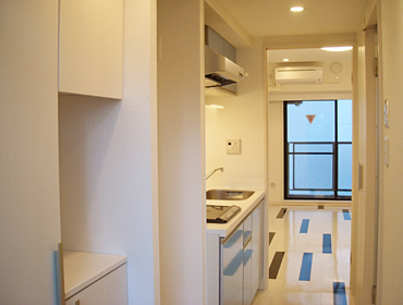 白基調のフローリングを一部ブラウンにすることで遊び心を