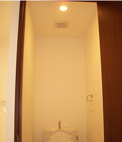 新設したトイレは換気扇付きで快適です