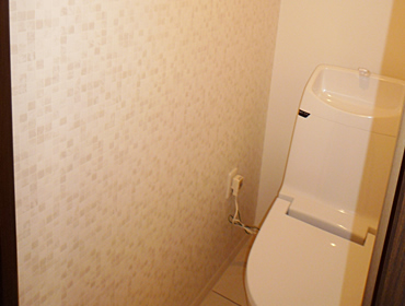 トイレの壁に華やかな柄のアクセントクロスを使い明るい空間に変わりました